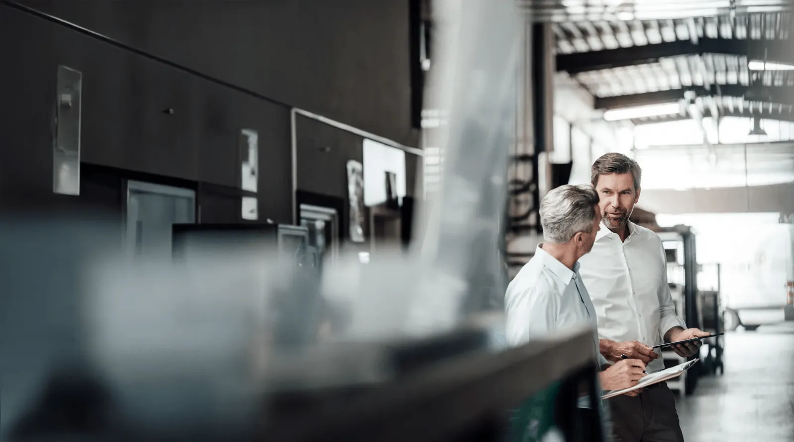 Fachpartner beraten sich in Produktionshalle