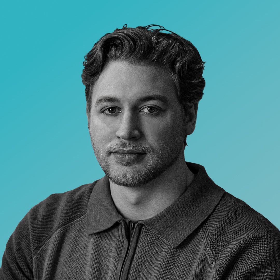 Dunkles Header-Bild mit dem Titel ‚Die 5 größten Fehler beim Aufbau deiner Webseite‘ in einer Kombination aus serifenloser und kursiver Serifenschrift. Oben links ist ein Profilbild von Lennart Wächter zu sehen, unten links das Logo von quik-services.de.