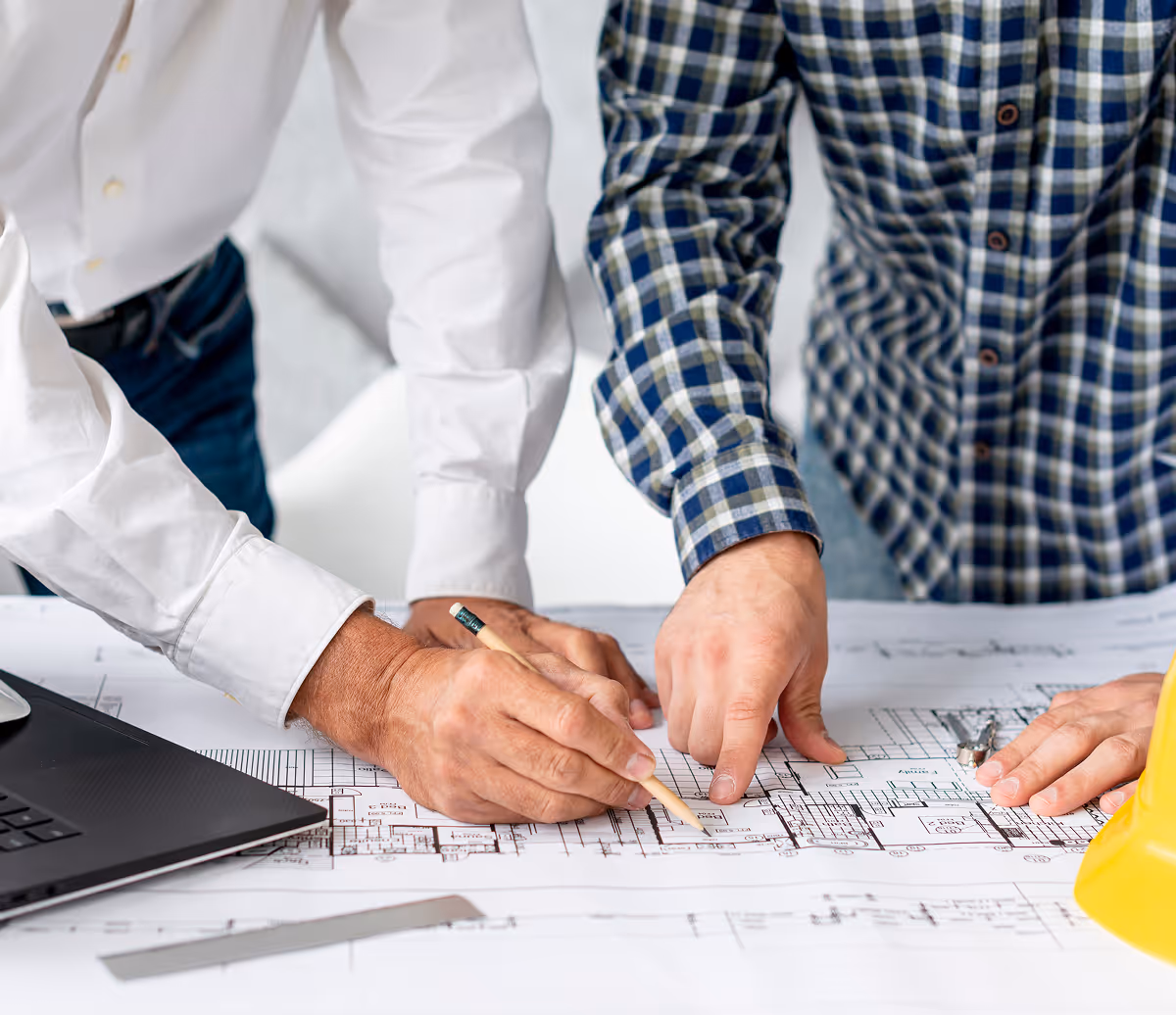 Projektarbeit am Plan: Skizzen, Pläne und Koordination im Team