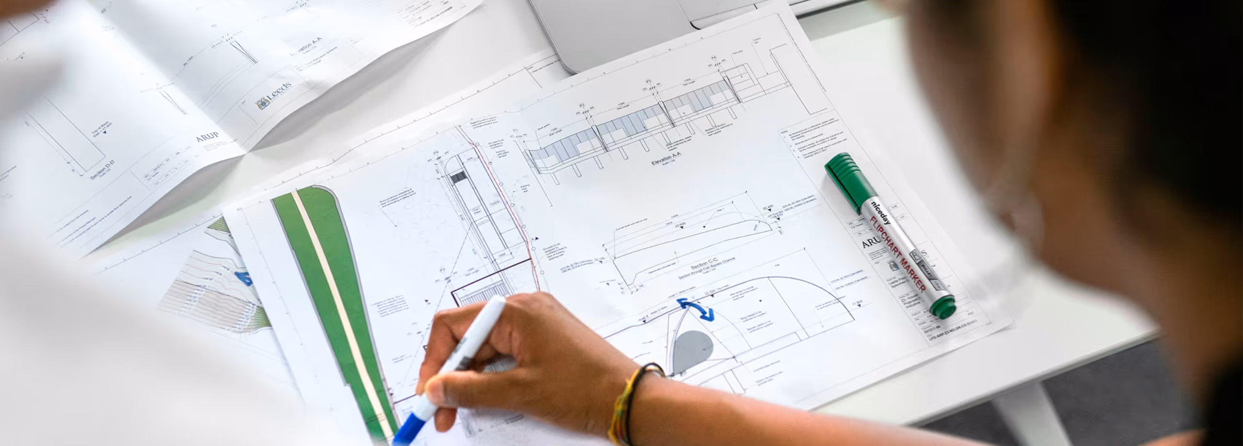 Projektarbeit am Plan: Skizzen, Pläne und Koordination im Team