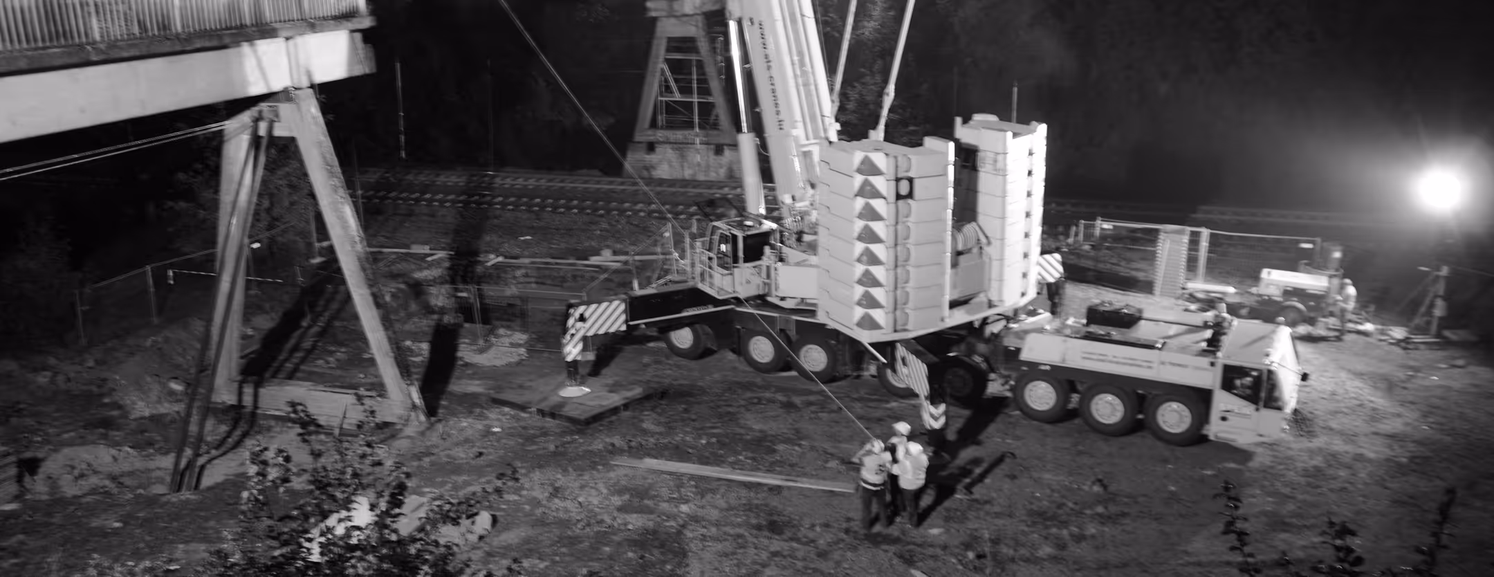 Baustelle bei Nacht mit Kran – Bauleitung und Bauüberwachung