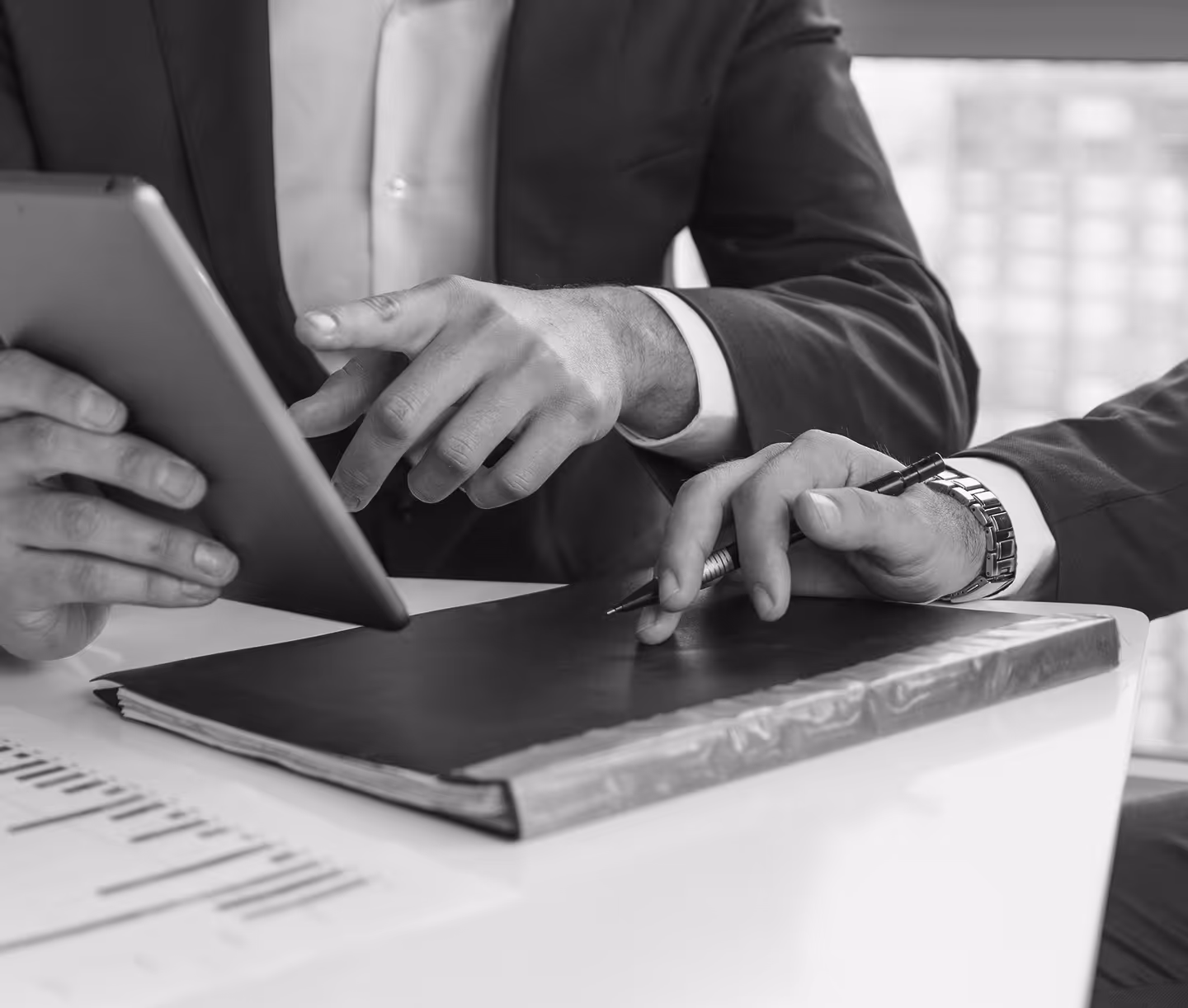 Statik- und Ausführungsplanung: Ingenieure arbeiten an Bauzeichnungen