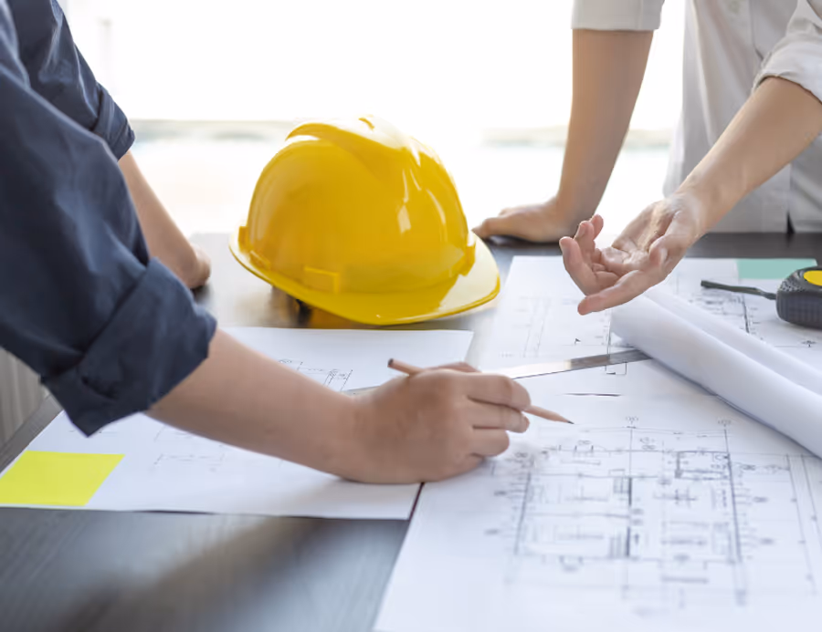 Statik- und Ausführungsplanung: Ingenieure arbeiten an Bauzeichnungen