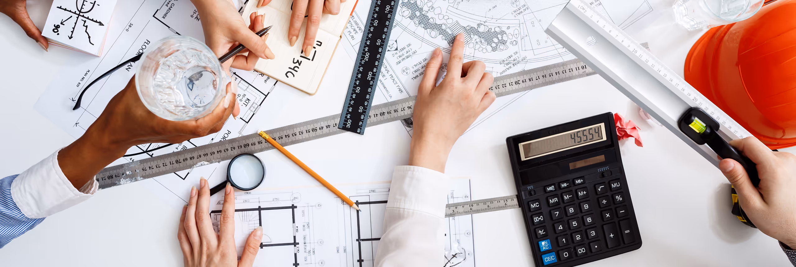 Bauplanung am Tisch: Pläne, Berechnungen und Abstimmung im Projektteam