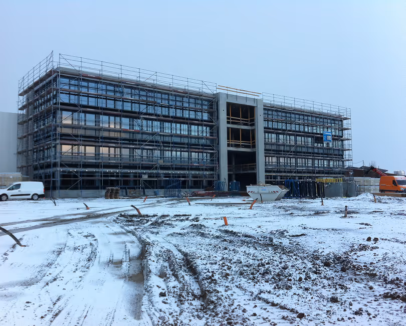 Montage einer Fußgängerbrücke mit Kran – Ingenieurbau und Bauüberwachung