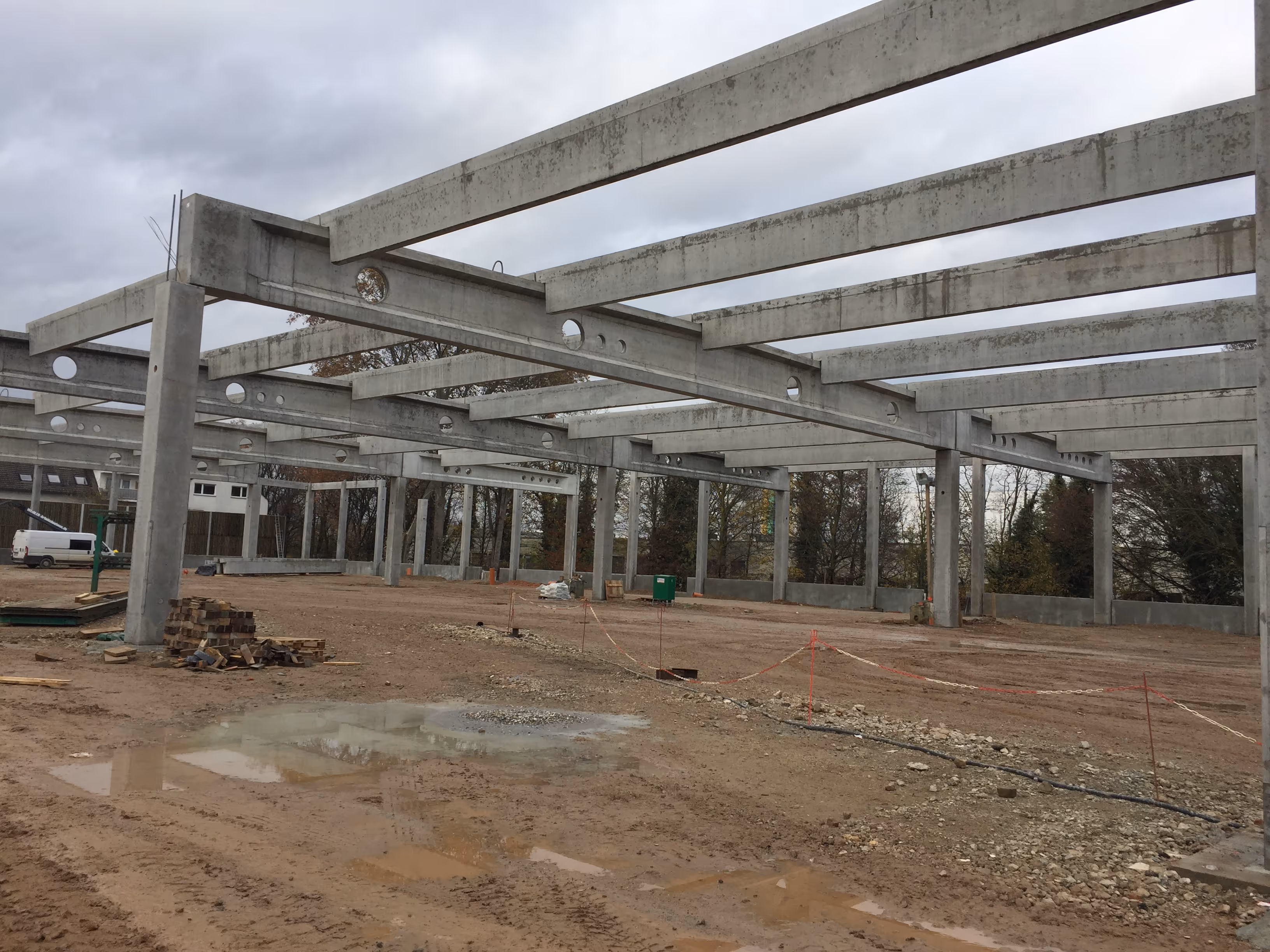 Rohbau einer Industrie-/Gewerbehalle in Stahlbeton-Skelettbauweise