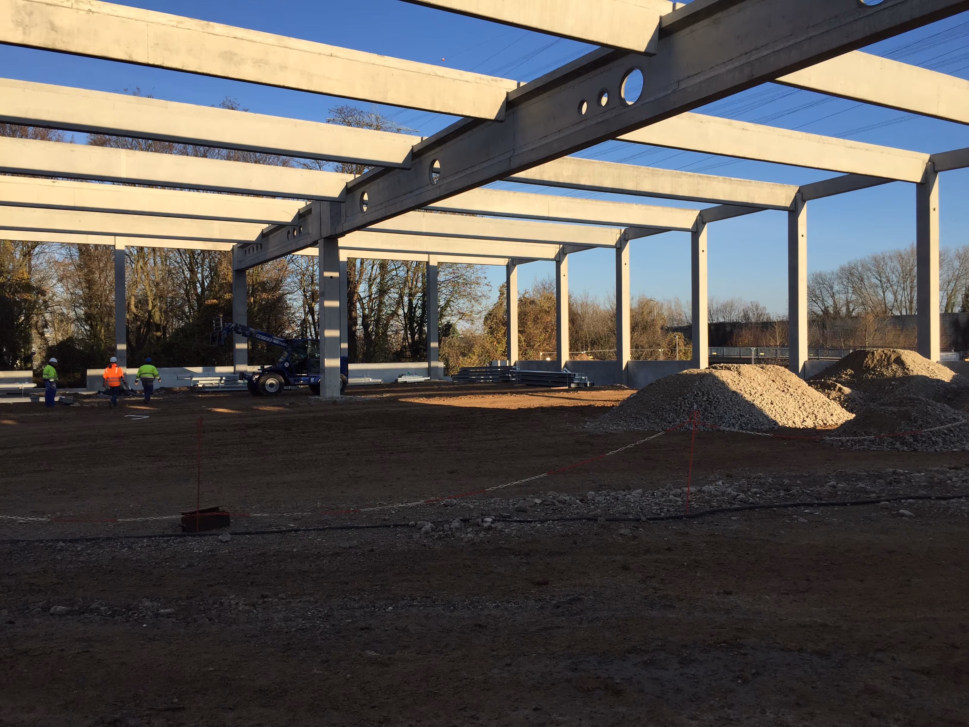 Stahlbau-Hallenkonstruktion im Aufbau – Planung und Bauleitung durch IBWS