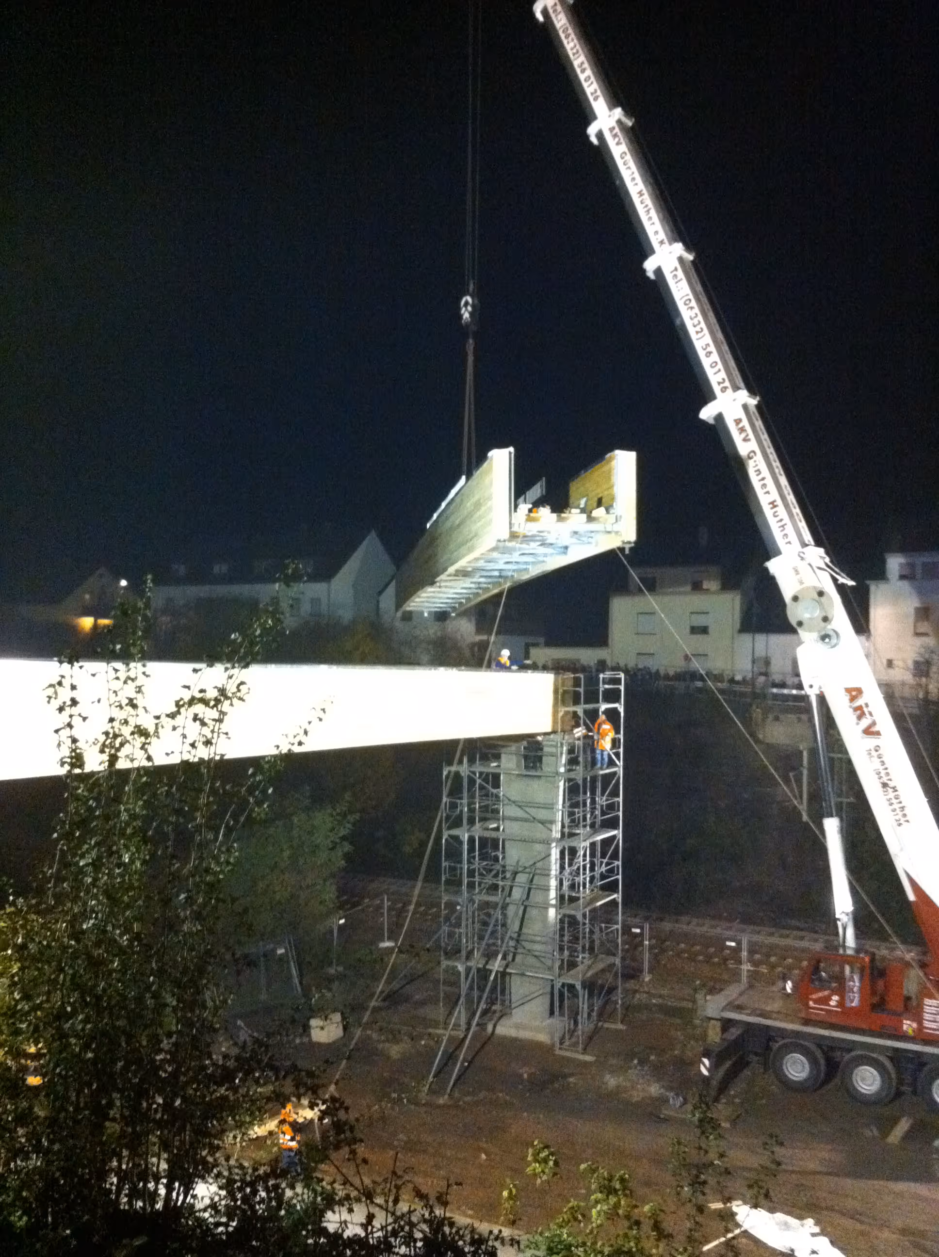 Nächtliche Brückenmontage mit Kran – Bauüberwachung durch IBWS