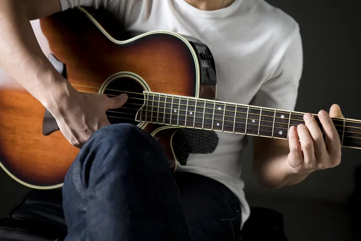 Gitarspill som del av lovsang og kristent fellesskap ved bibelskole