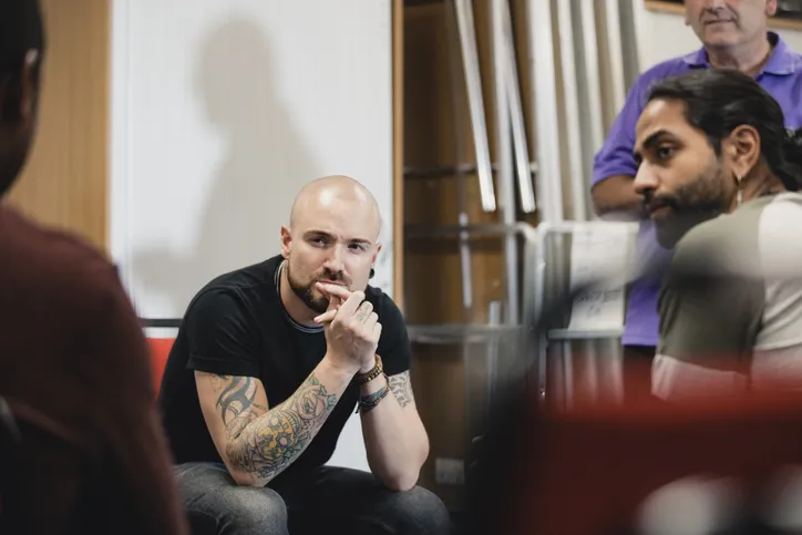 Menn i samtalegruppe som del av kristen rehabilitering og rusomsorg