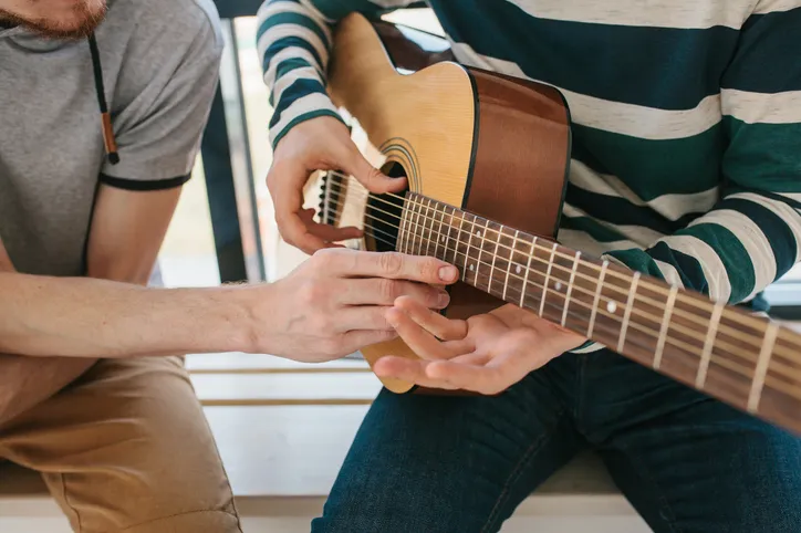 Veiledning i gitarspill som del av fellesskap og aktivitet ved bibelskole