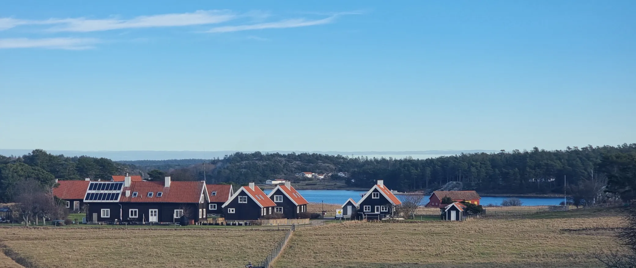 Kystlandskap i Østfold med bebyggelse nær Evangeliesenterets Bibelskole