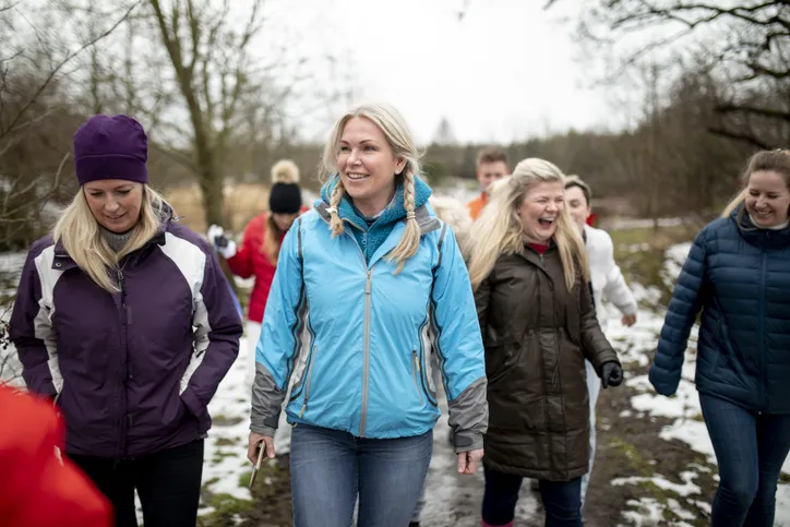 Gruppe på tur i naturen som del av fellesskap ved kristen bibelskole