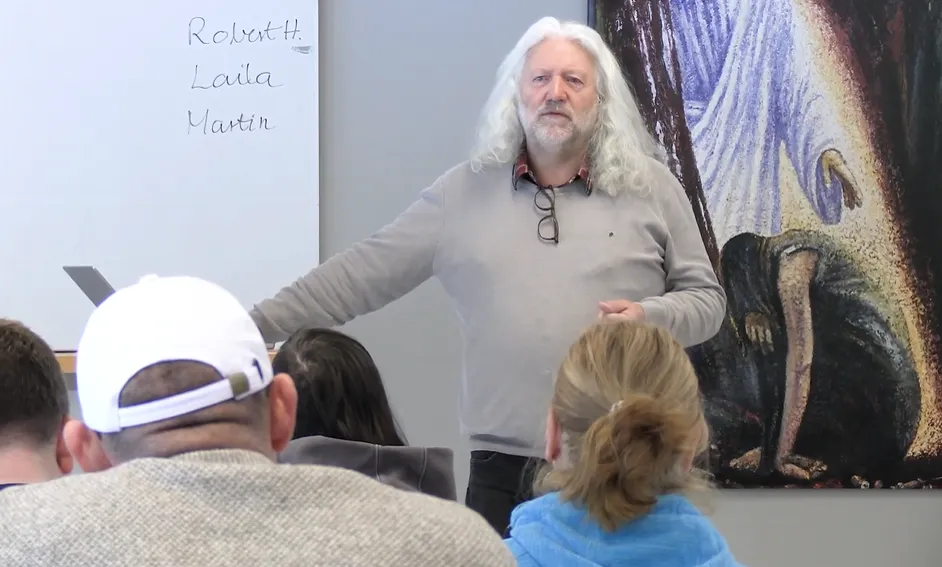 Lærer underviser elever i bibelundervisning ved Evangeliesenterets Bibelskole