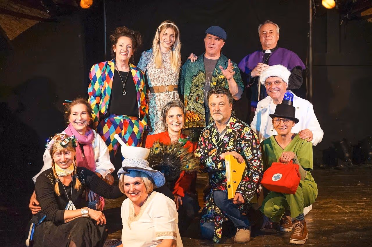 Kellertheater Gleisdorf posiert auf der Bühne