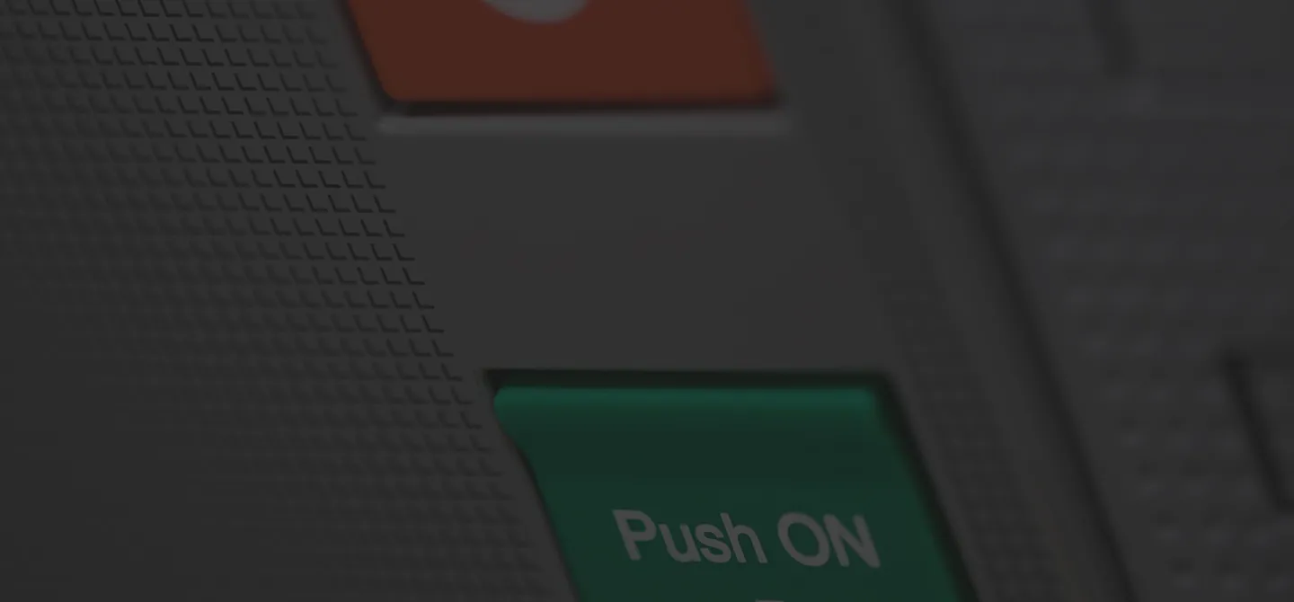 Zelené tlačítko s nápisem Push ON na elektronickém zařízení.