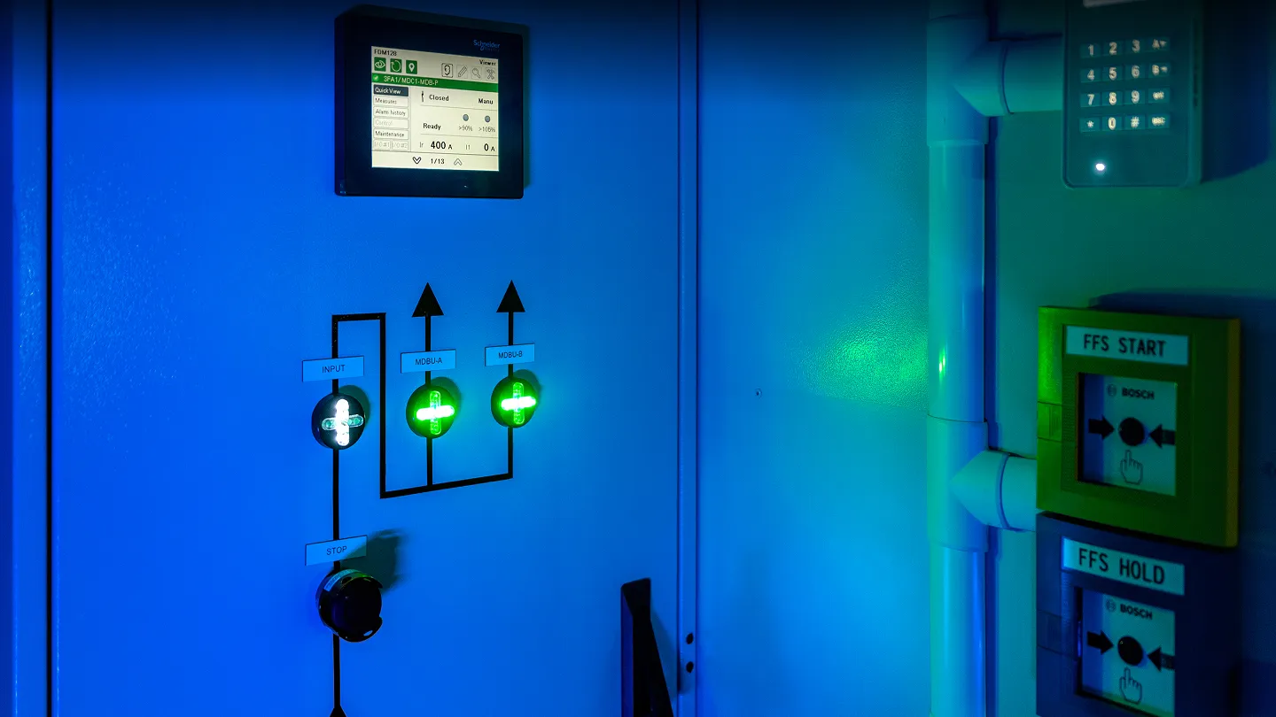 Modrý elektrický ovládací panel