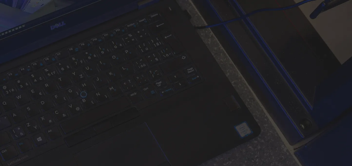 Detailní pohled na klávesnici notebooku