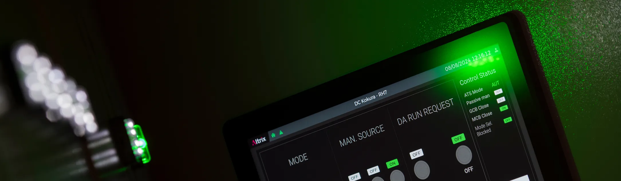 Displej softwarového rozhraní s kontrolními stavy a přepínači, osvětlený zeleným světlem.