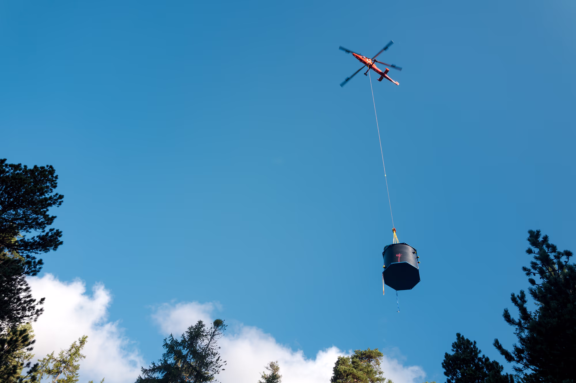 Nouvelle chambre de captage en train d'être héliportée vers le lieux de pose