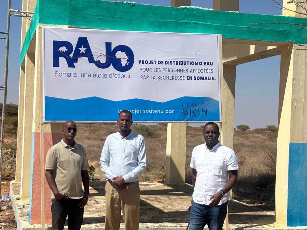 Photo de l'association RAJO qui pose devant le réservoir à Balli-Higis