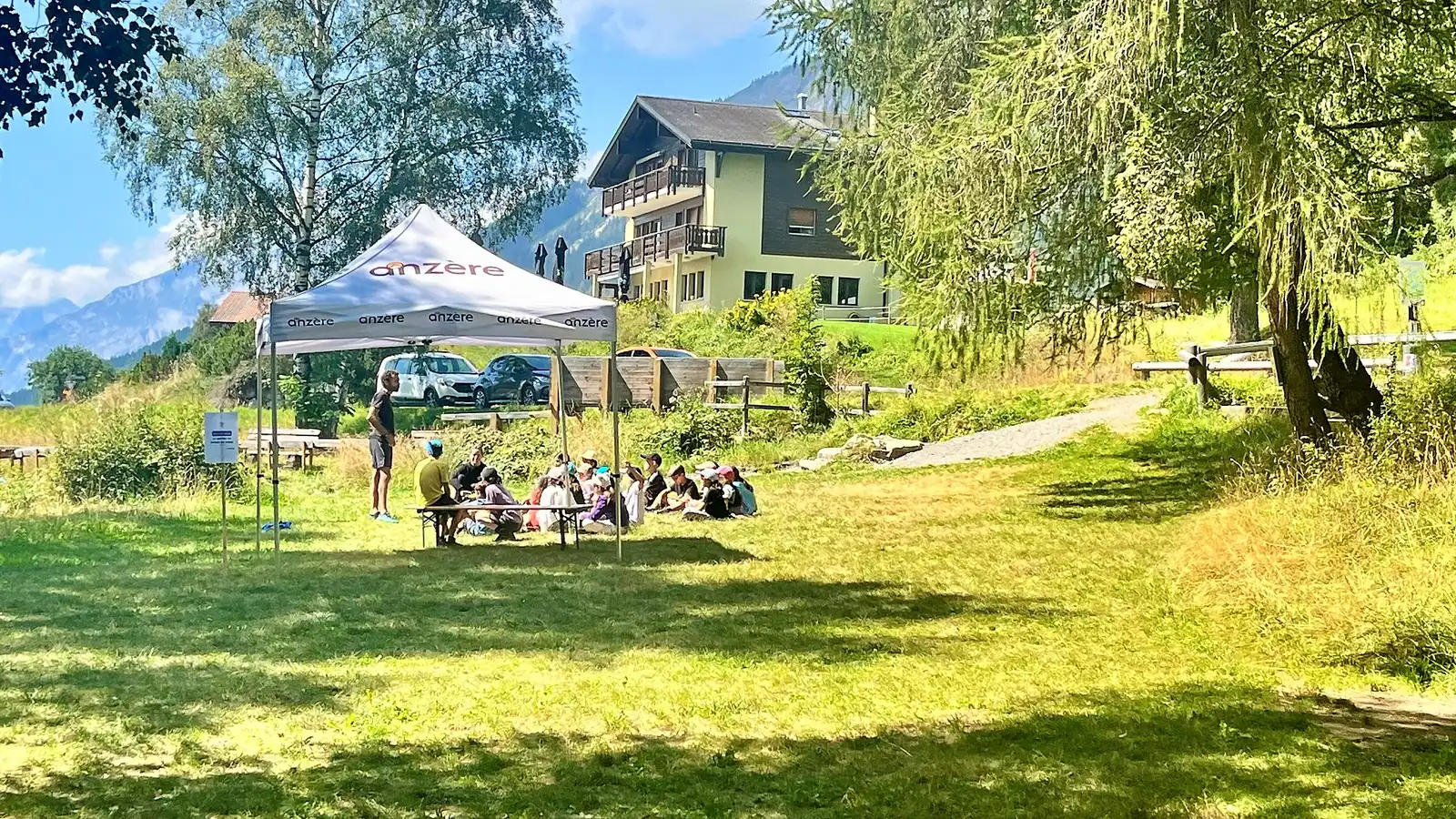 Les enfants sous la tente de l'événements