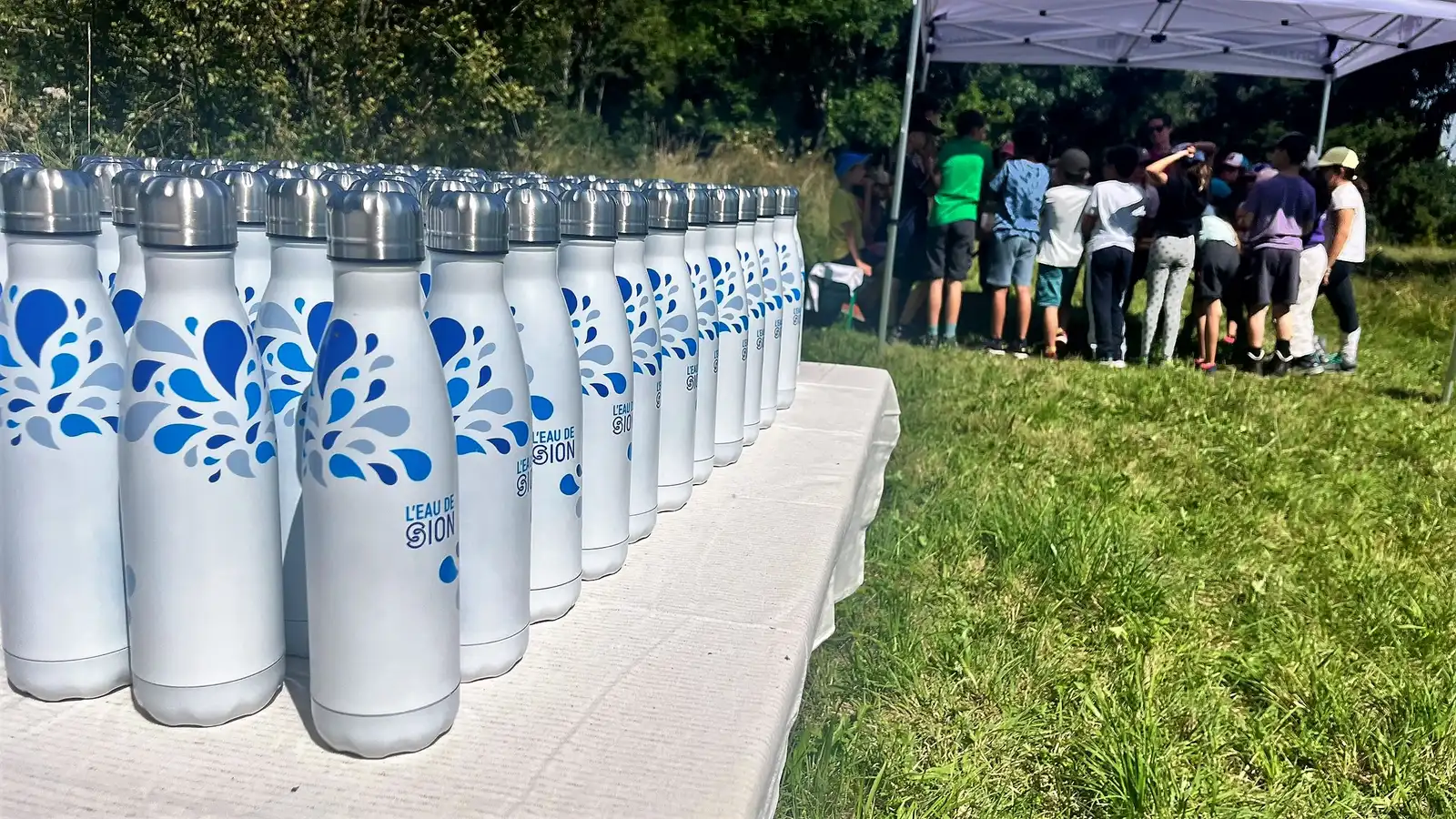 Photo des gourdes Eau de Sion distribuée lors de l'événement