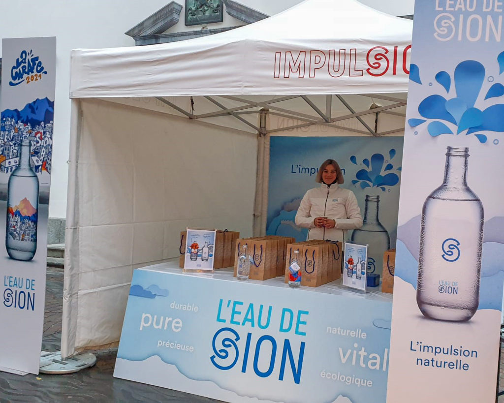 Employée de l'eau de Sion au marché de la vielle ville de Sion