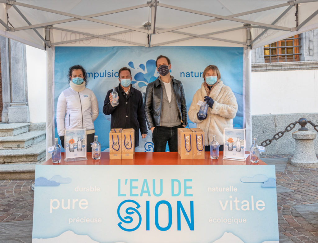 Raphaël Marclay et Ambroise Héritier au stand de l'eau de Sion au marché