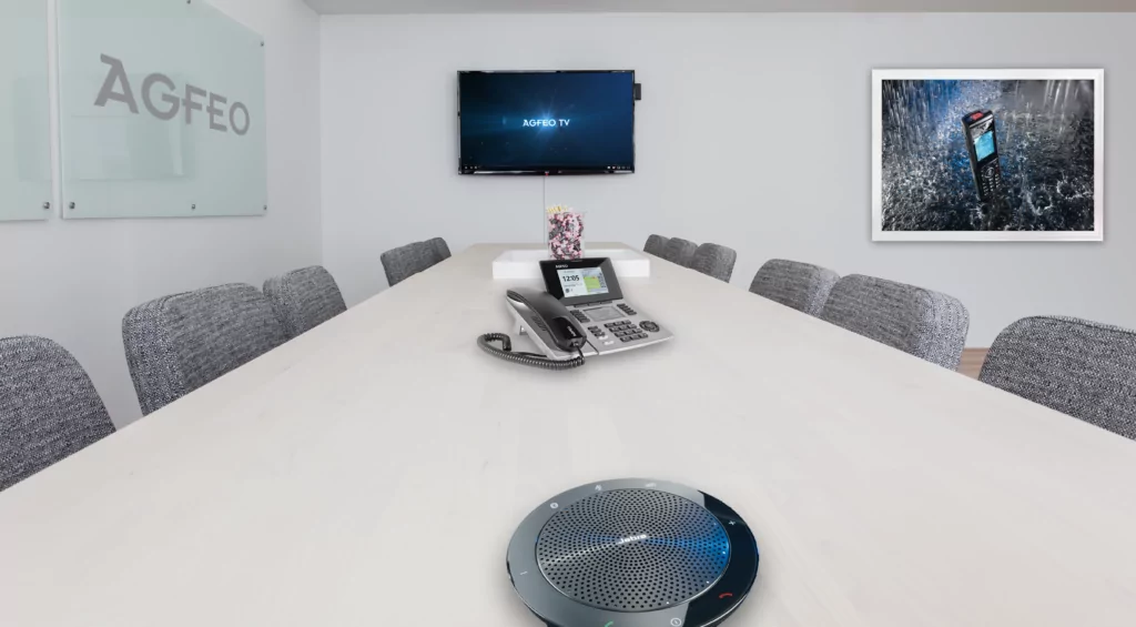 Konferenzraum mit AGFEO-Telefonanlage, Tischmikrofon und Wanddisplay