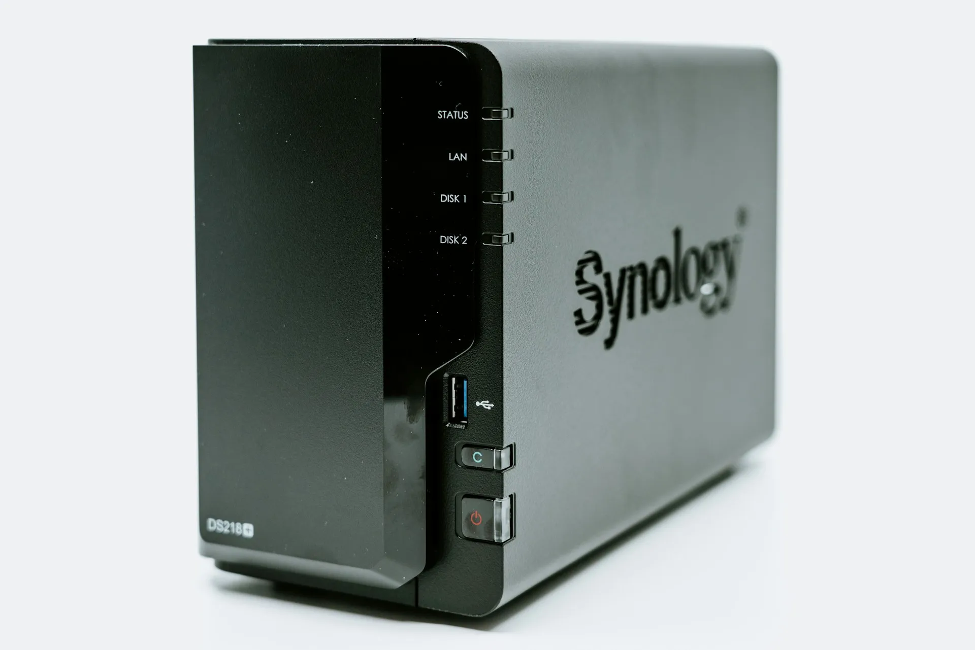 Synology NAS mit Statusanzeigen und Laufwerksschächten