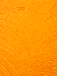 Orangefarbene Wand mit strukturiertem Pinselstrichmuster in konzentrischen Kreisen.