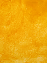 Goldfarbene, strukturierte Pinselstriche auf einer Oberfläche.