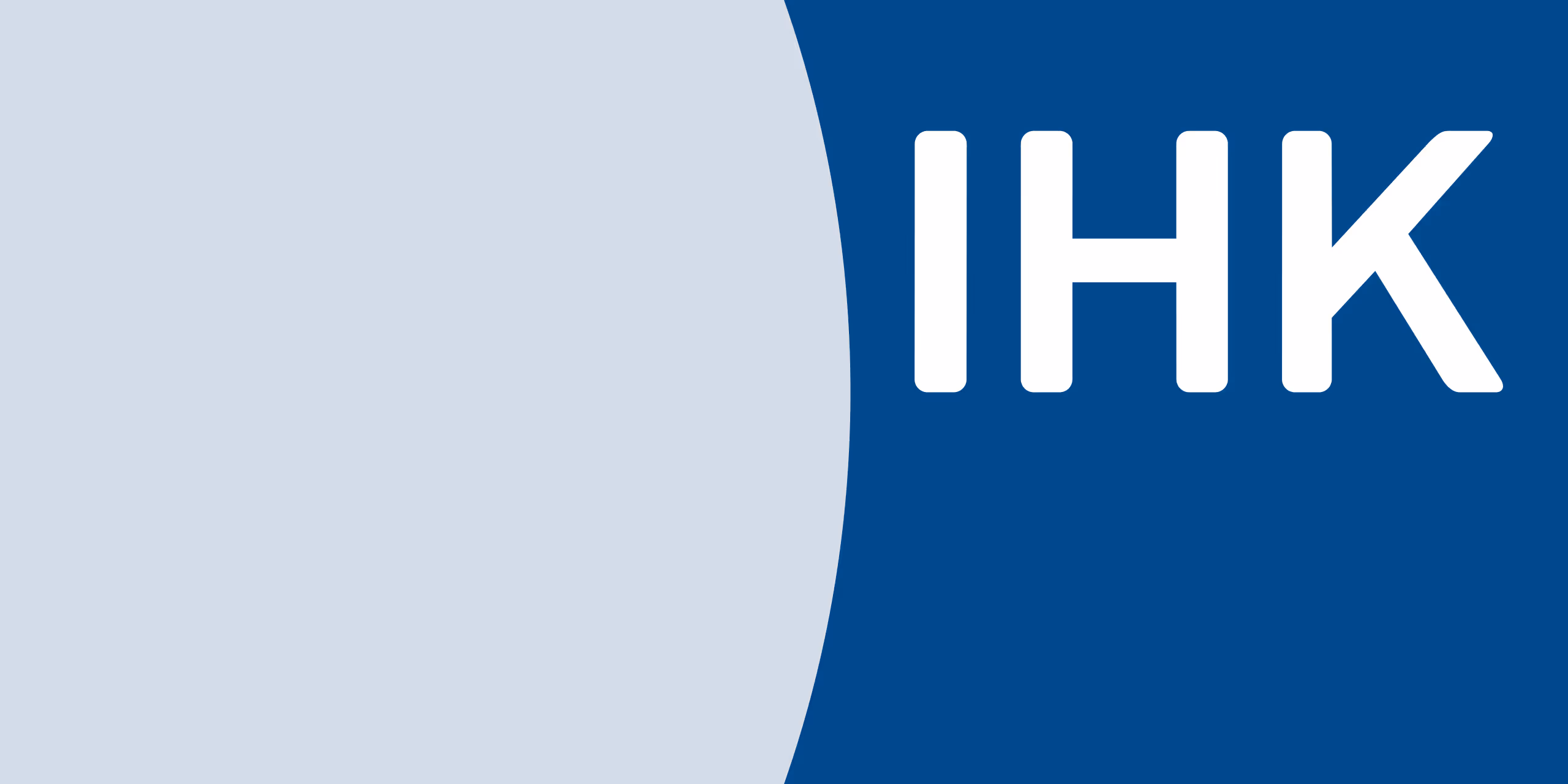 Logo mit den weißen Buchstaben IHK auf blauem Hintergrund mit hellblauem Halbkreis links.