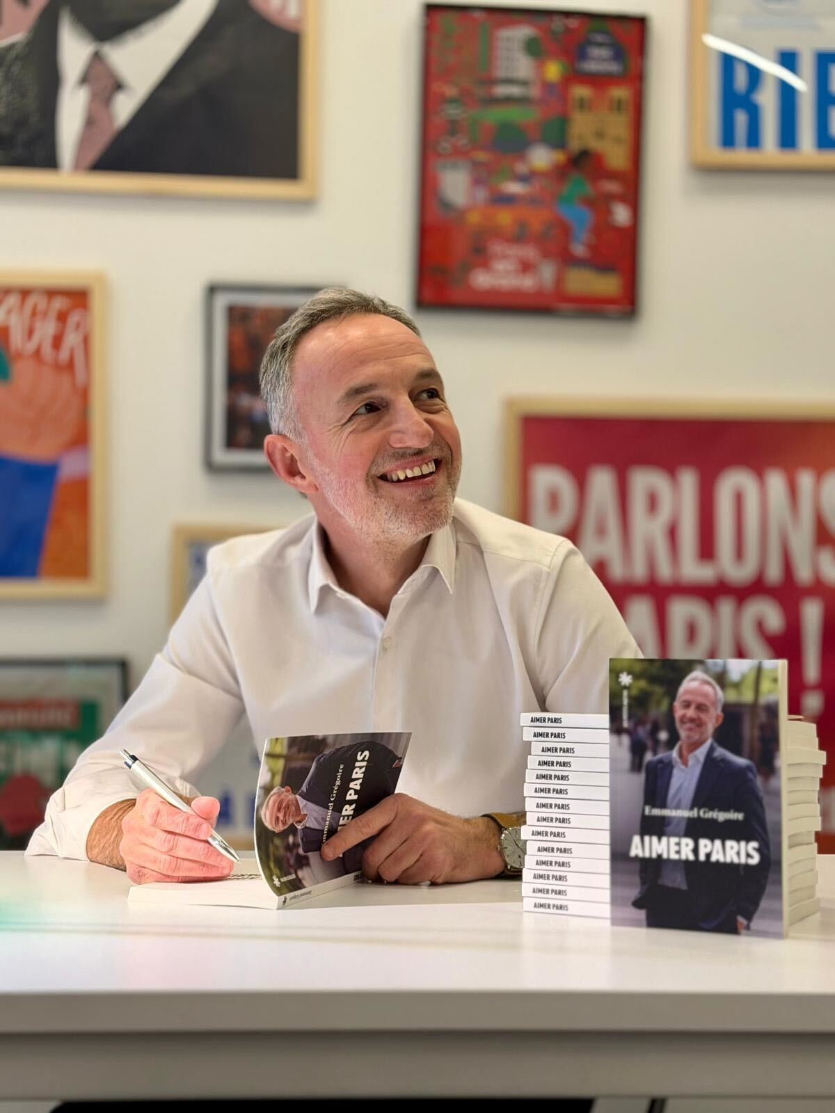 Emmanuel Grégoire signe son livre "Aimer Paris" à la librairie l'Ours et la Vieille Grille (Paris 5e)