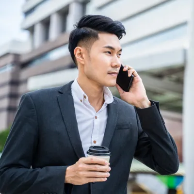 Ligação no smartphone enquanto caminha.