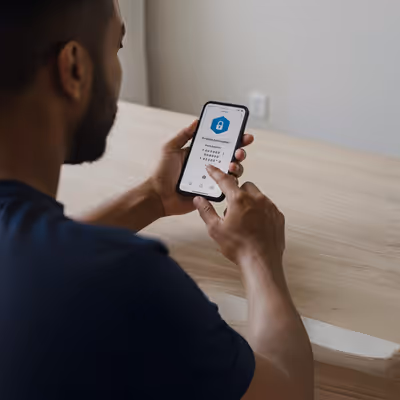 Usuário configurando segurança digital em smartphone