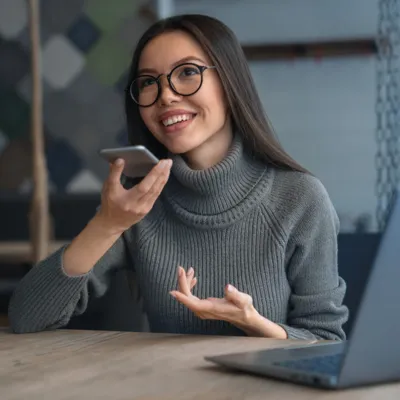 Pessoa utilizando comandos de voz da Siri.