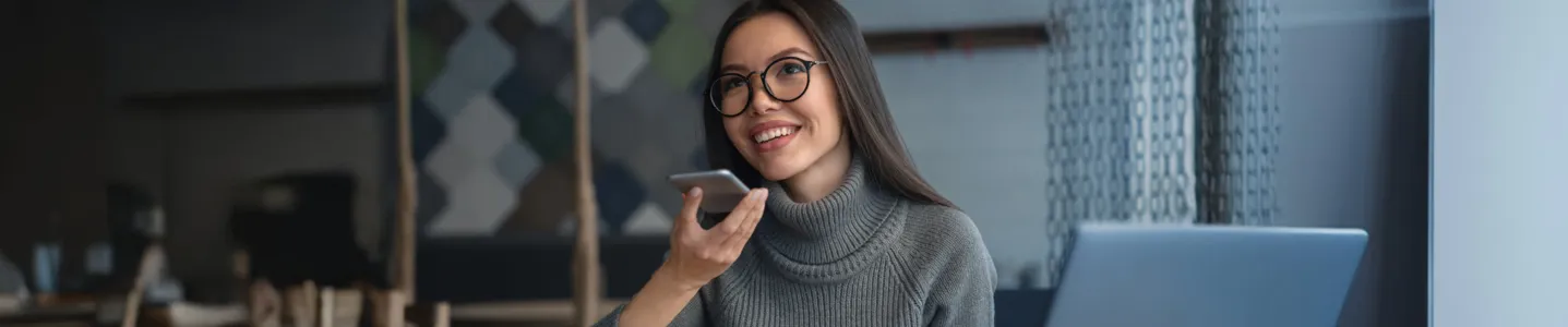 Mulher testando comandos de voz com a Siri.
