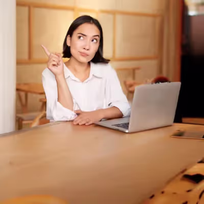 Mulher usando notebook avalia se 2 pontos extras Wi-Fi 5 valem a pena.