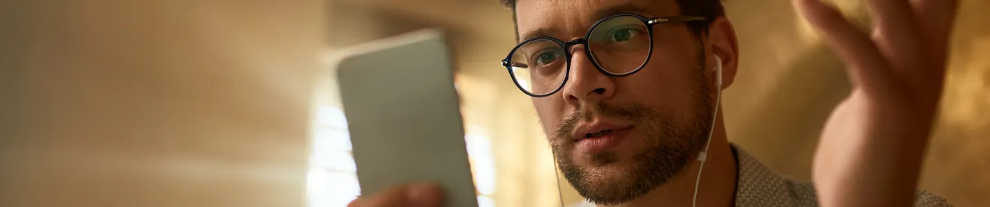 Diante da ausência de internet, um jovem rapaz exibe uma expressão confusa enquanto manuseia seu celular, enfrentando a frustração da conexão interrompida.