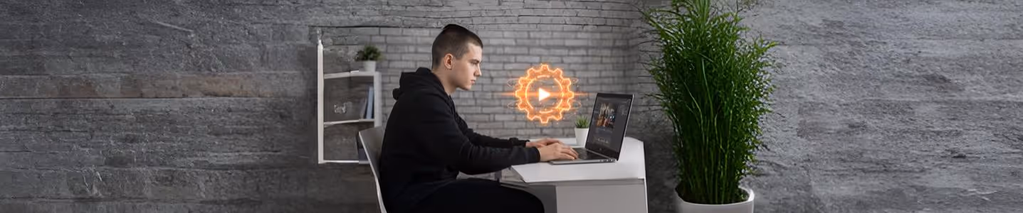 Jovem trabalhando em computador com interface digital de vídeo.