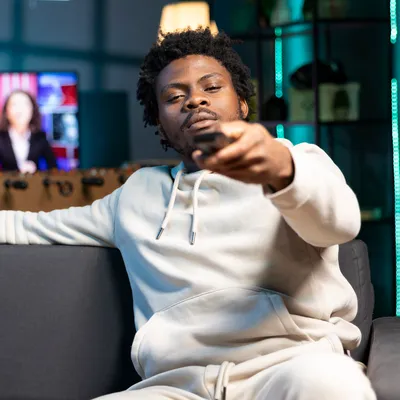 Pessoa vendo séries populares na Globoplay.