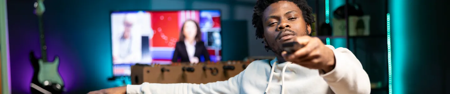 Homem assistindo as melhores séries na Globoplay.