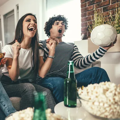 Amigos se juntam para acompanhar os principais jogos de futebol pelo Premiere, desfrutando da emoção do esporte e da camaradagem da torcida reunida.