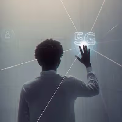 A cena mostra um homem de costas, sua mão erguida para tocar em uma opção flutuante "5G", sinalizando um salto na tecnologia de comunicação.