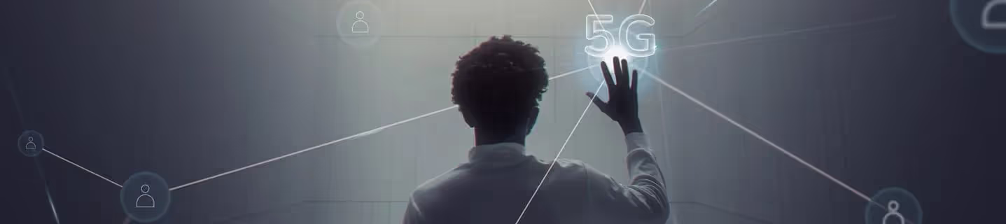 Um homem de costas levanta a mão, prestes a tocar na opção flutuante "5G", explorando as novas possibilidades de conectividade.