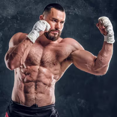 Um lutador do canal Combate adota uma postura de combate, demonstrando sua força e concentração enquanto se prepara para entrar no ringue e enfrentar seu adversário.