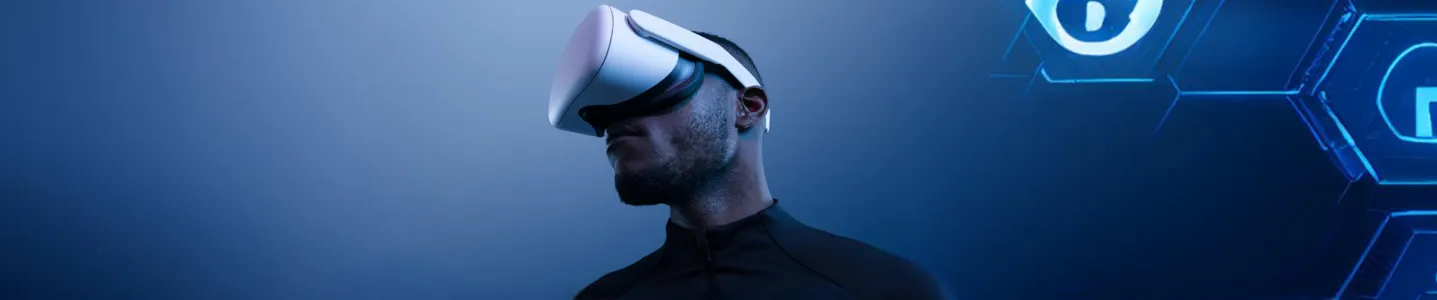 Homem usando óculos de realidade virtual.