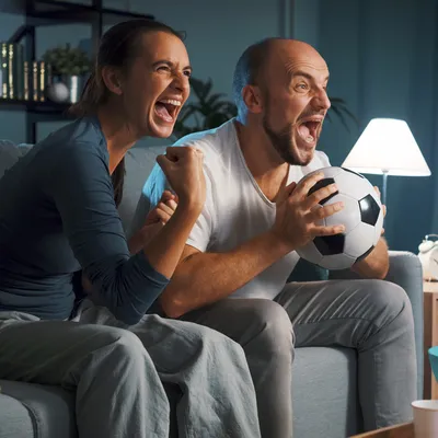 Transmissão ao vivo de esportes vista por um casal.